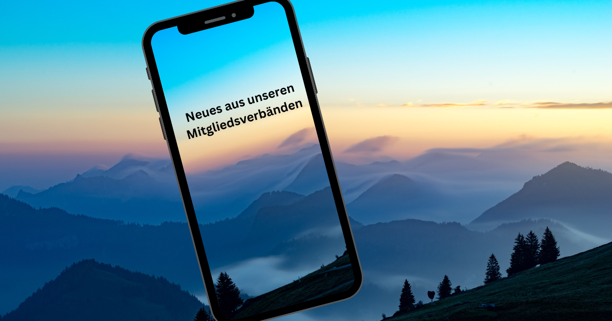 Bayerische Berge im Hintergrund. Im Vordergrund ein Handy mit der Schrift: Neues aus unseren Mitgliedsverbänden