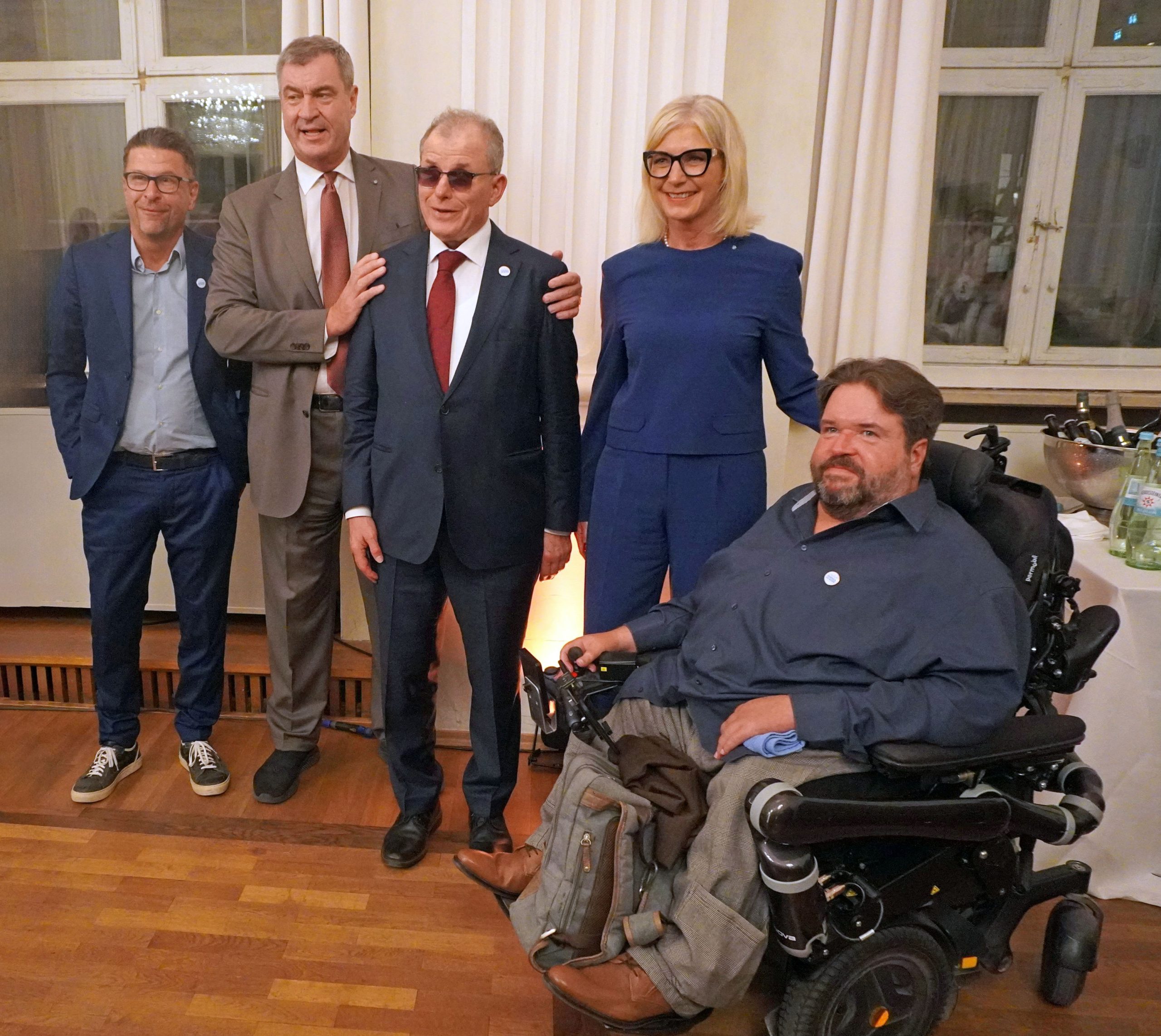 Markus Söder mit Ulrike Scharf und Vertretern der LAGS Bayern
